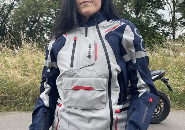 Bering Motorradkombi Austral mit diagonal verlaufenden Frontzipper.