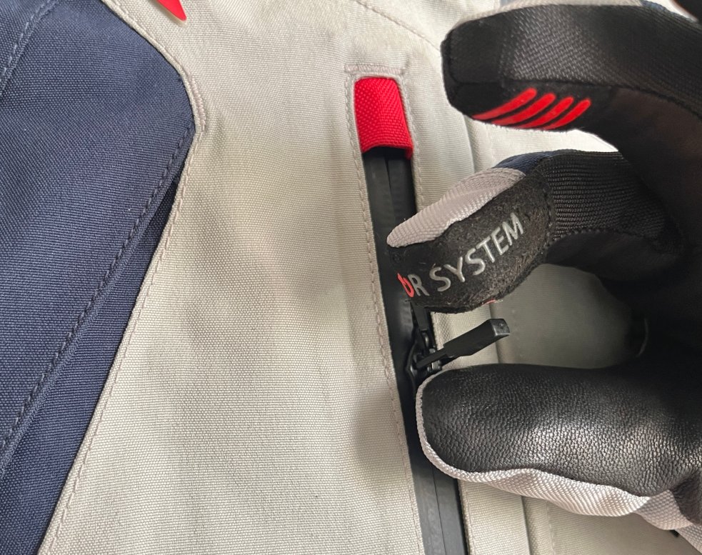 Nubsis der Zipper für Bedienung mit Handschuhen ehr ungeeignet.
