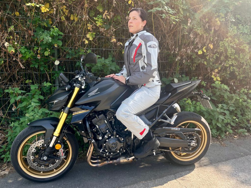 Furygan Apalaches evo Jacke und Killington Hose mit Motorrad seitlich