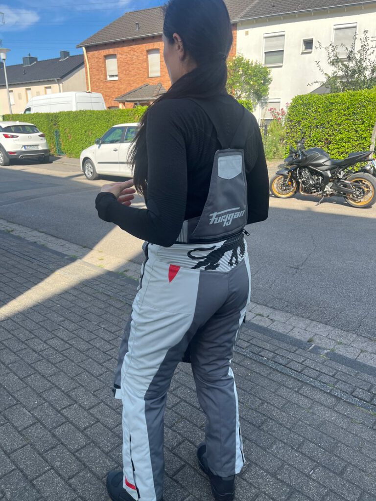 Furygan Killington Hose ist hoch geschnitten und hat abnehmbare Hosenträger