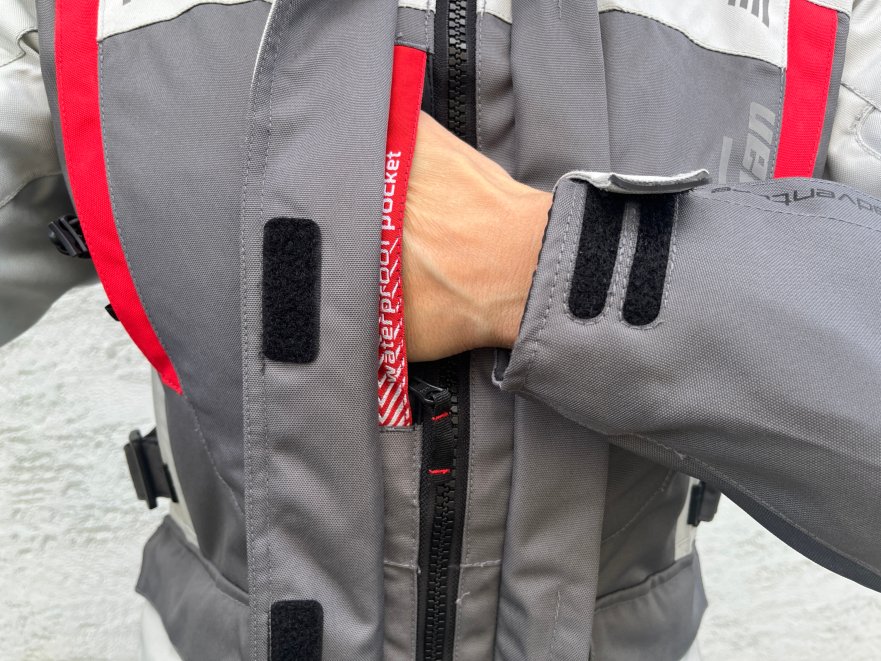 Die Brusttasche an der Motorradkombi ist groß und gut errechbar.