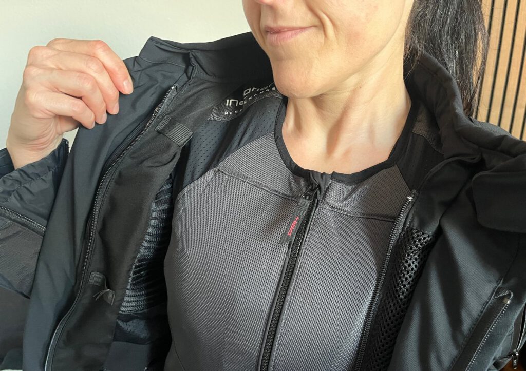 Held eVest Airbagweste unter der Motorradjacke
