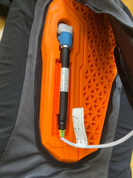 Rückenprotektor und Kartusche