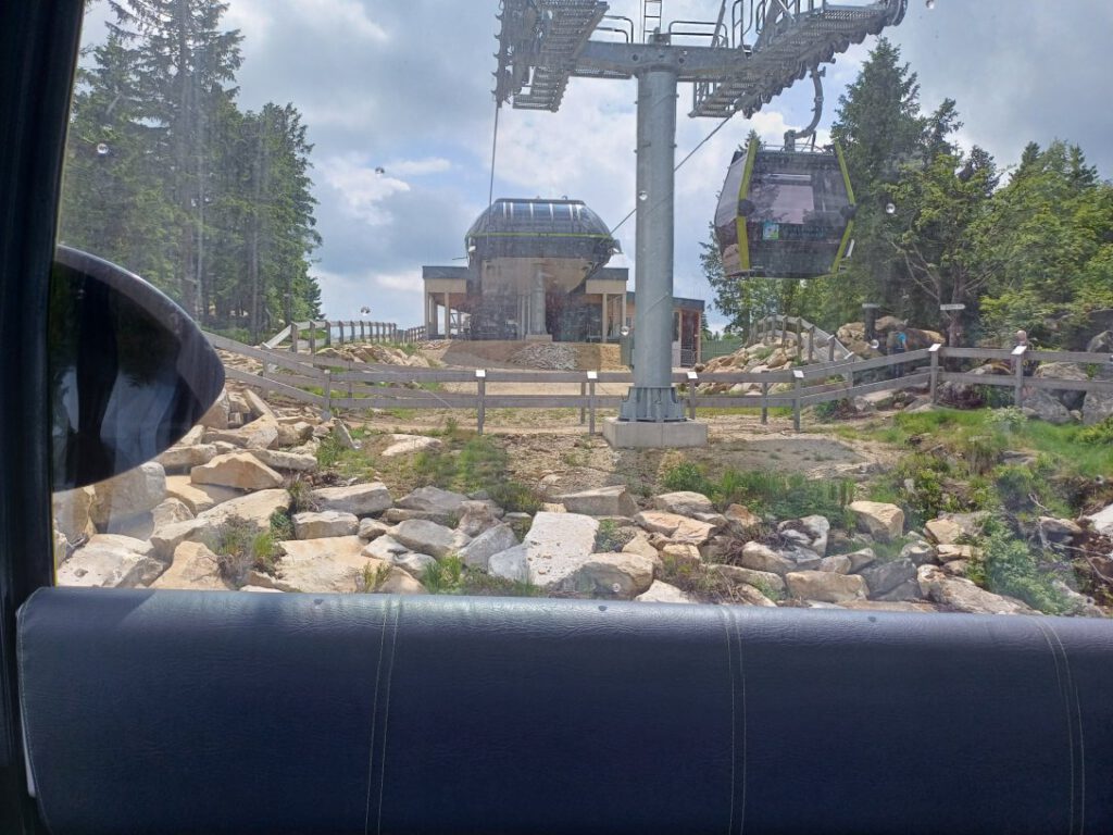 Blick aus der Seilbahnkabine auf die Bergstation am Ochsenkopf.