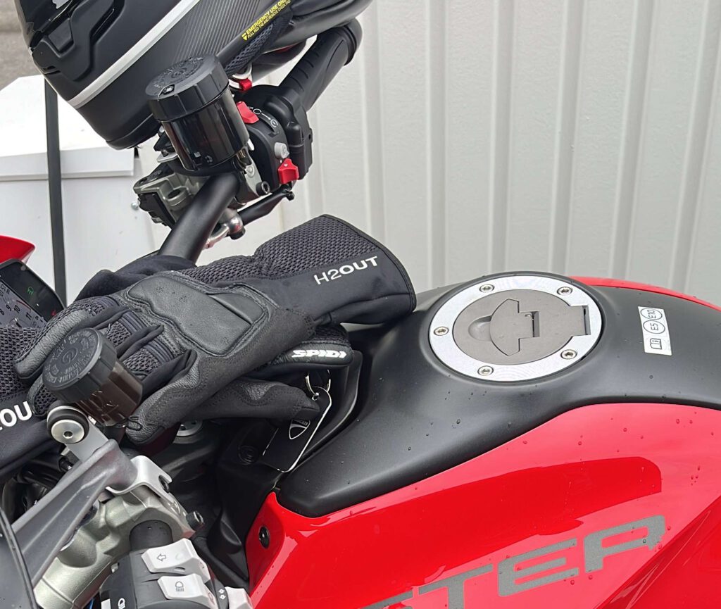 Die Spidi Grip 3 H2out sind wasserdichte Motorradhandschuhe