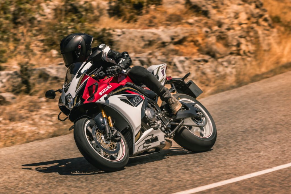 Der schmale LED-Scheinwerfer leuchtet die Straße hell aus und prägt das Frontdesign der neuen GSX R1000R.