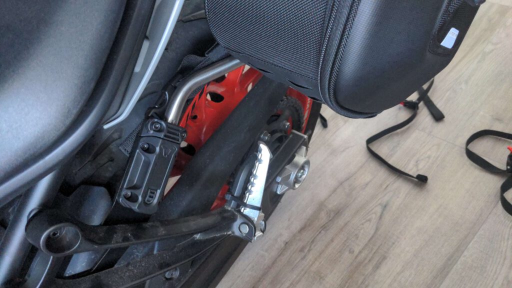 Abstandhalter am Bike installiert und die Satteltasche wird einfach drauf geschoben.