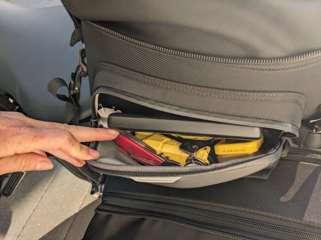 Seitenfächer an der SW-Motech Rearbag Pro.