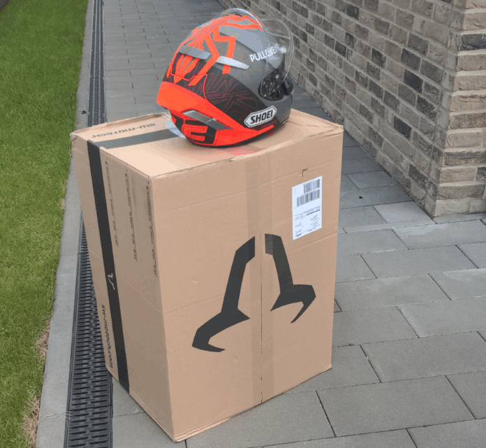 Paket mit viel SW-Motech Motorradgepäck.