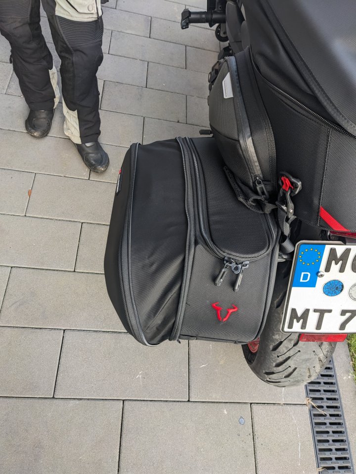 Per Zipper kannst du das Volumen der SW-Motech Blaze Satteltaschen um 5 Liter erweiter.