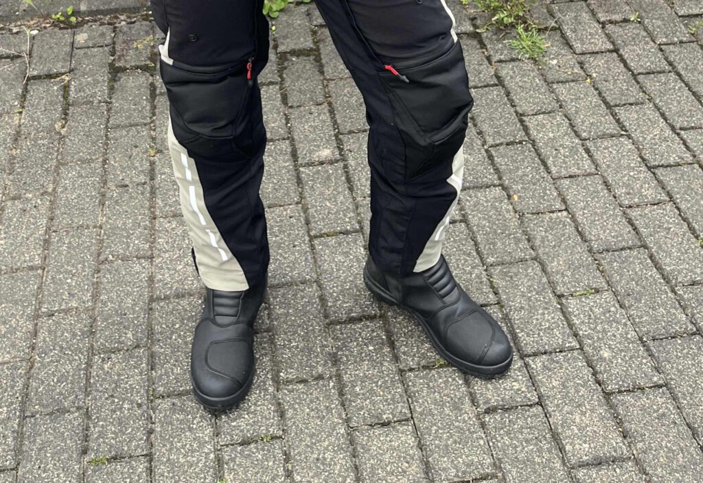 Rutschfeste Sohle machen den Motorradstiefel perfekt für unbeständiges Wetter