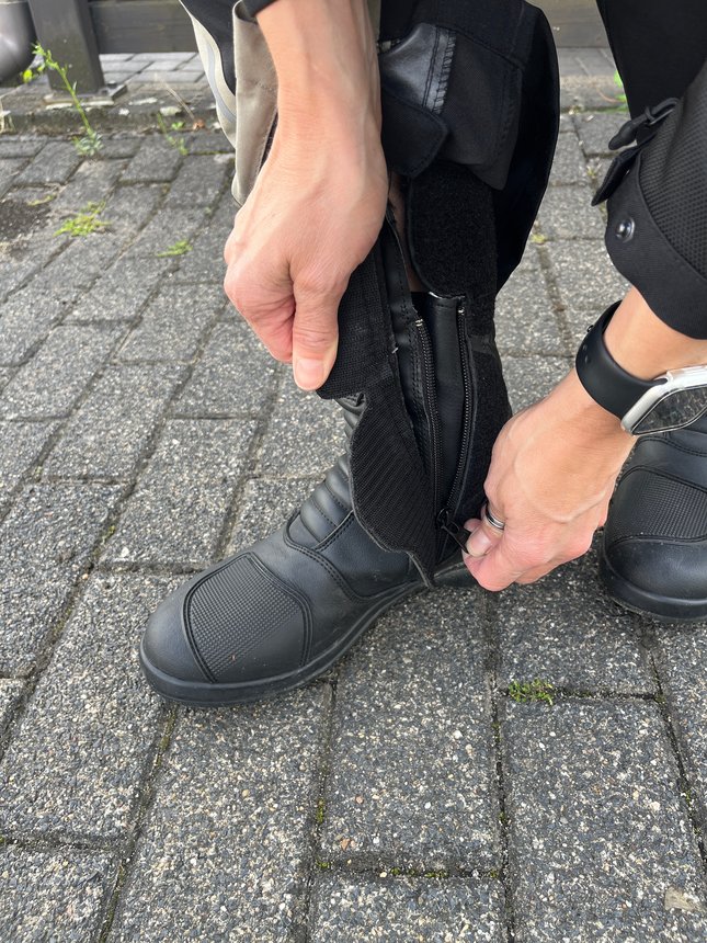 Der Zipper liegt geschützt unter einer Klatttlasche