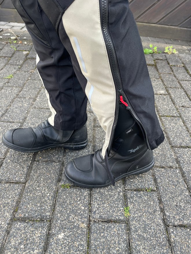 Der Motorradstiefel passt perfekt unter das Hosenbein der Motorradkombi