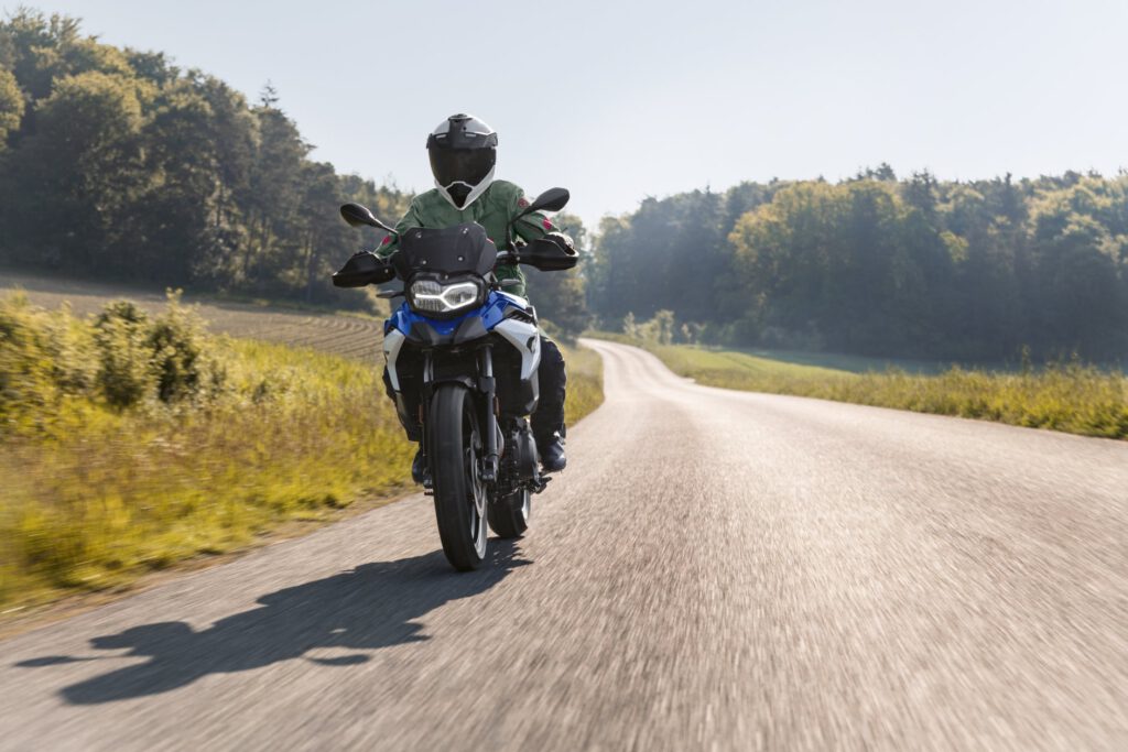 Die BMW F800GS 2024 auf der Landstraße