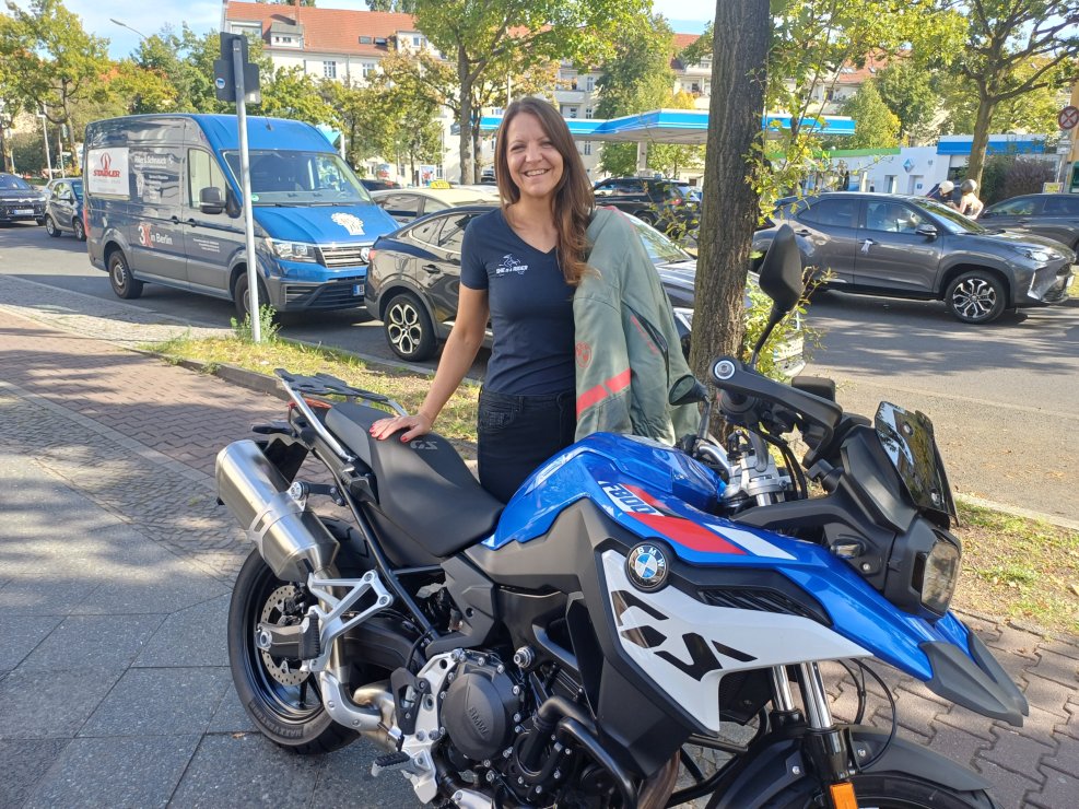 Lachende Redakteurin an F 800 GS