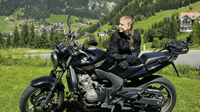 kira-an-bike-vor-berg Kira von Kurviger auf Motorrad in den Bergen