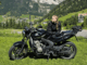 Kira von Kurviger auf Motorrad in den Bergen