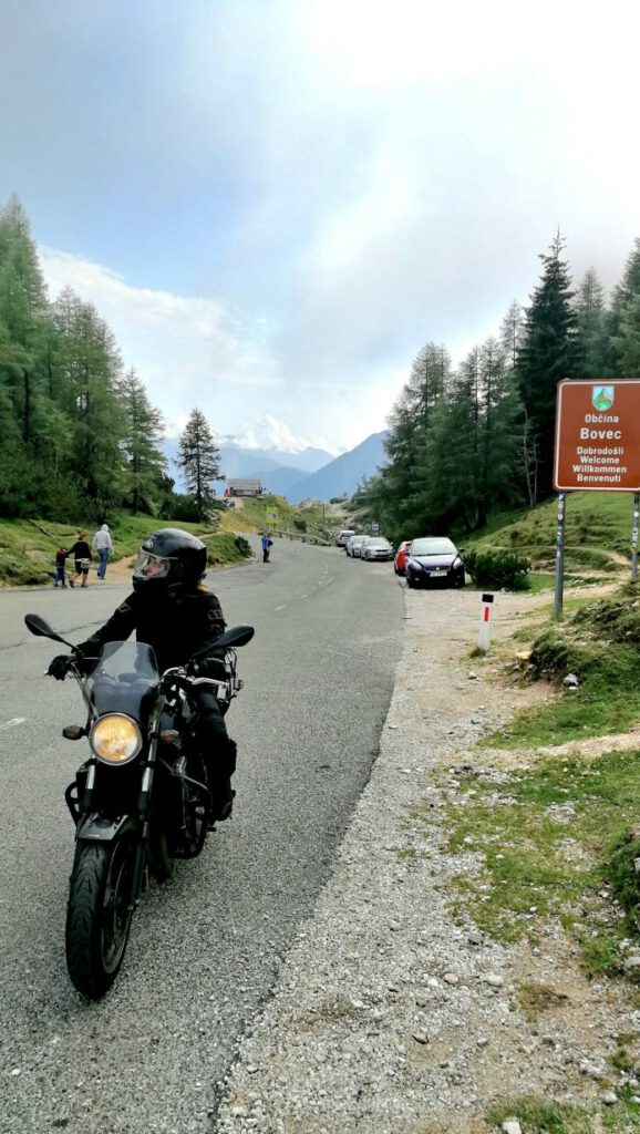 Mit Motorrad auf der Landstraße unterwegs.
