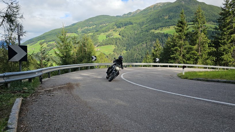 Kurvige Straßen auf dem Motorrad genießen.