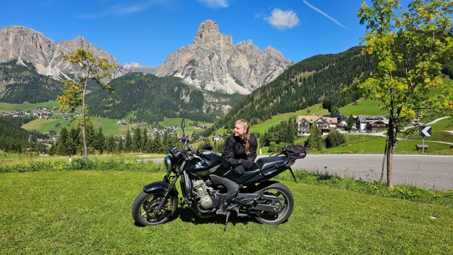 Bergpanorama und Motorradfahren - Das ist Kiras Vorstellung von Urlaub