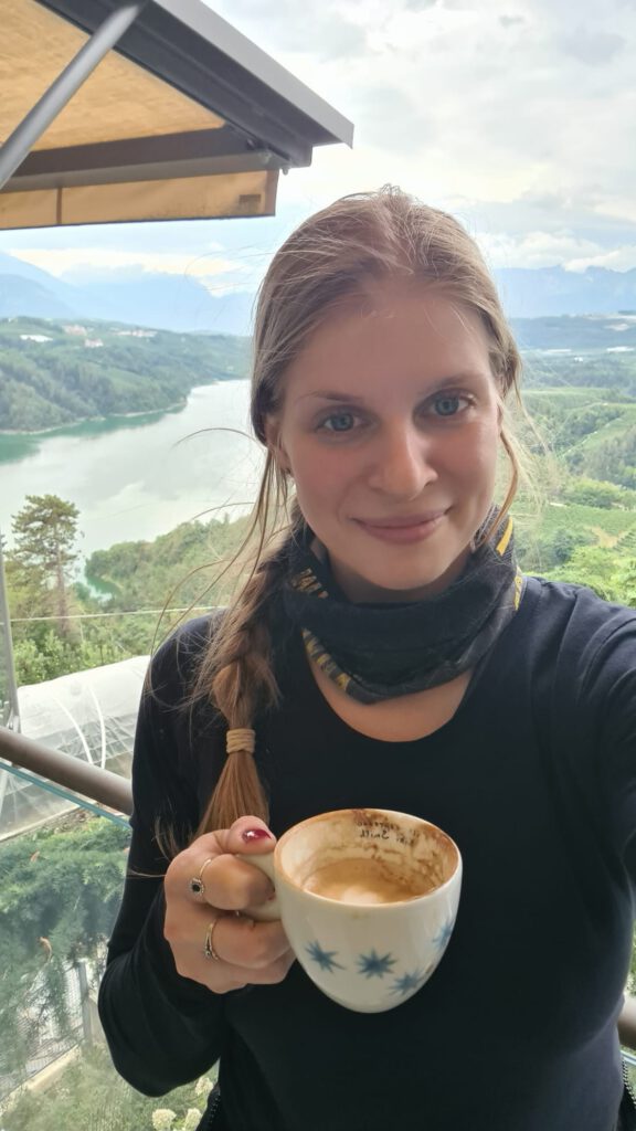 Mit Kaffee im Motorradurlaub