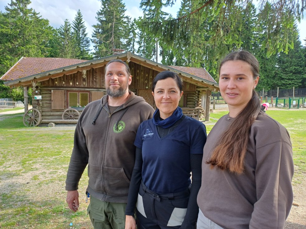 Das Team der Tierpfleger im Wildpark Mehlmeisel und Lou von SHE is a RIDER mittendrin.