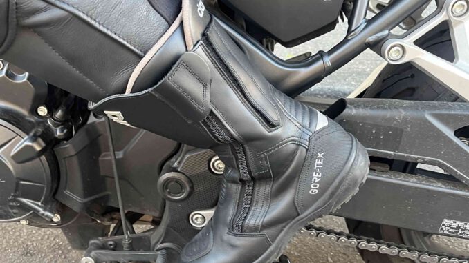 Der Motorradstiefel Daytona Road GTX im Praistest bei SHE is a RIDER