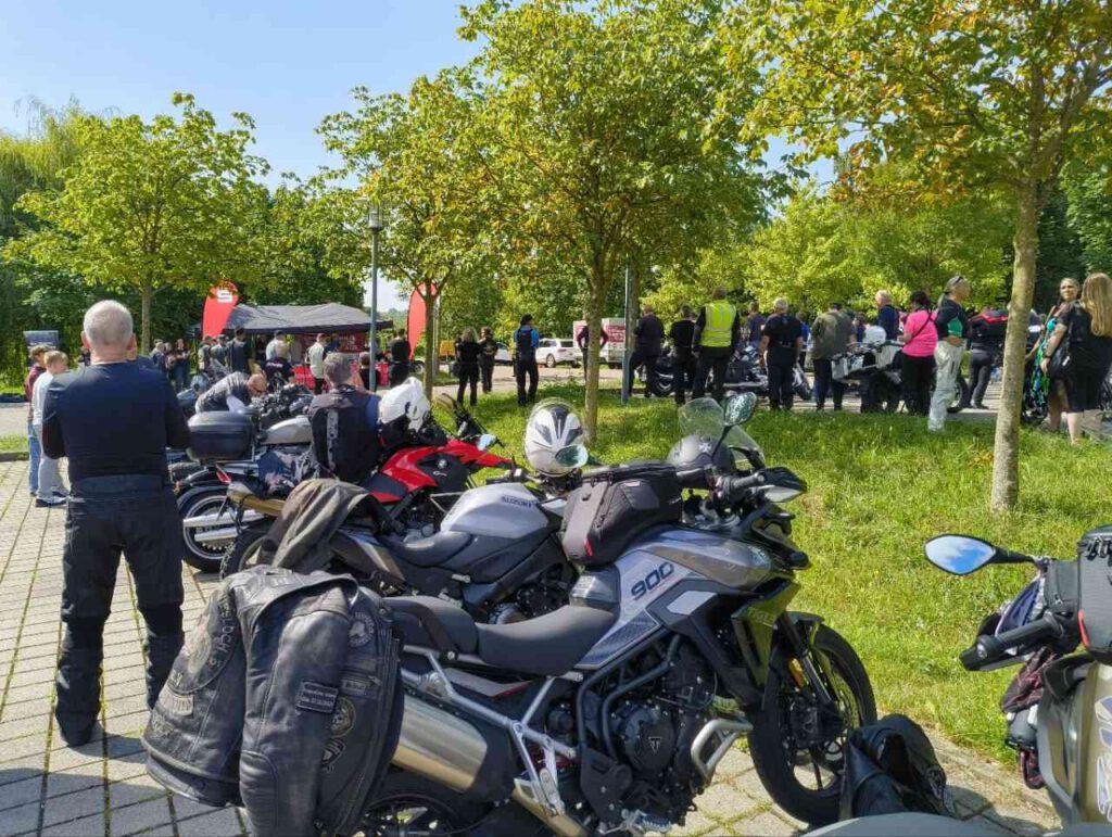 Biker von nah und fern waren gekommen um gutes zu tun.
