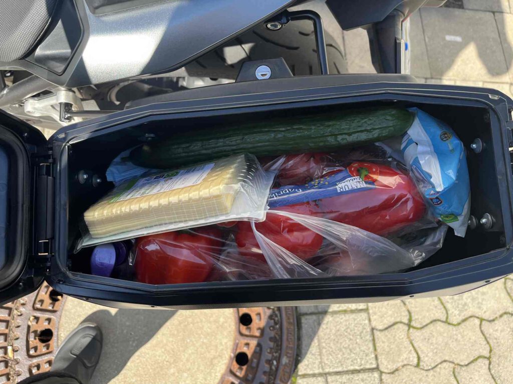 Wocheneinkäufe im XCore Motorradkoffer