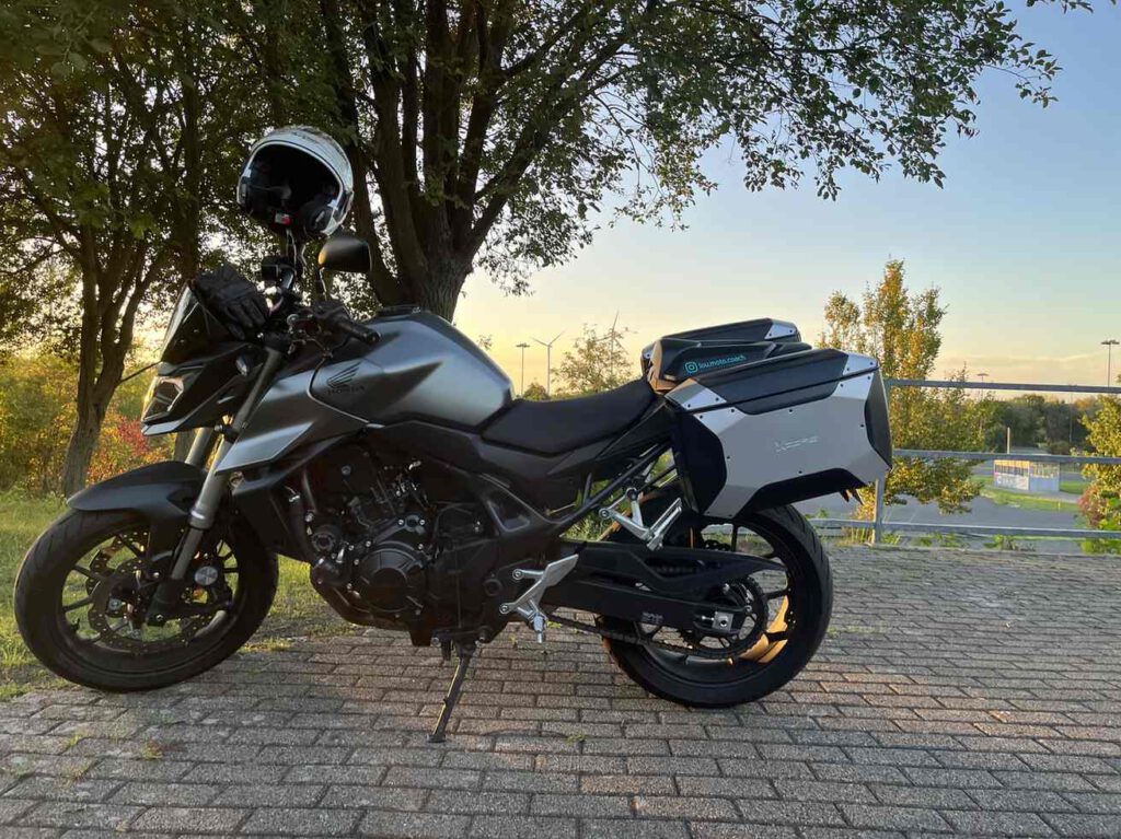 Hepco Becker XCore Koffer und eine Honda CB750 im Sonnenuntergang
