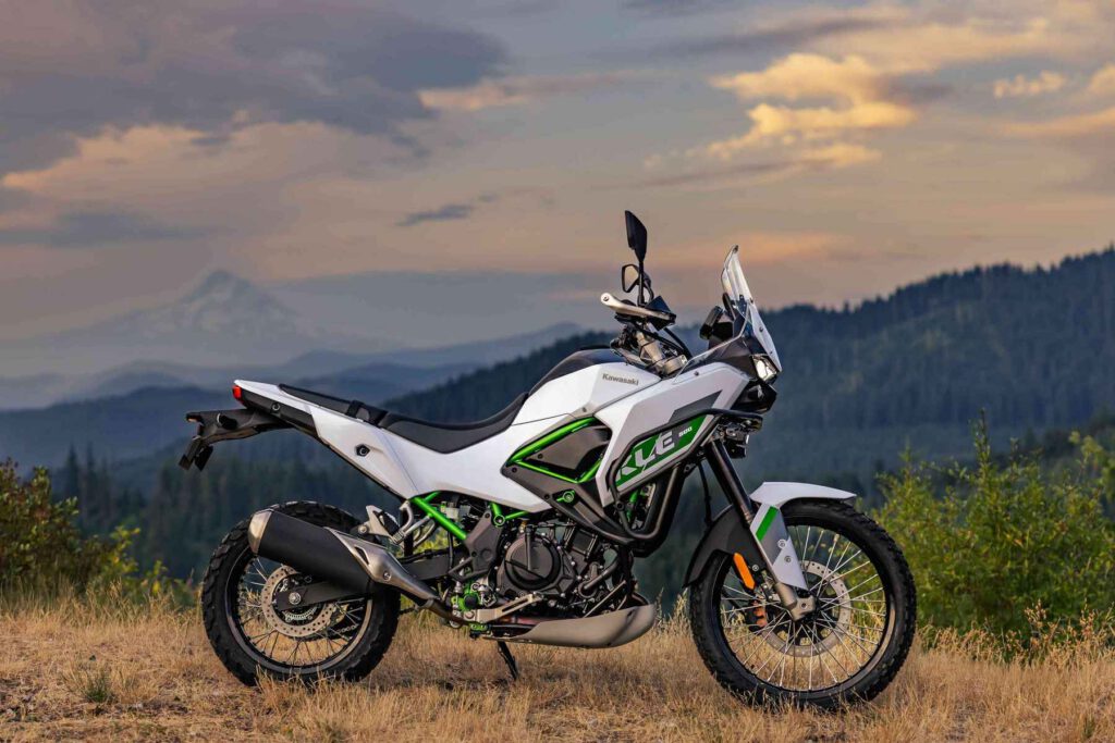 KLE500 Kawasaki präsentiert sich offroad.