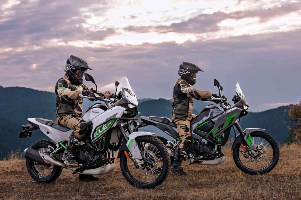 Die KLE 500 SE von Kawasaki (vorn) und die KLE500 (hinten) sind die 2 neuen Adventurebikes von Kawasaki.