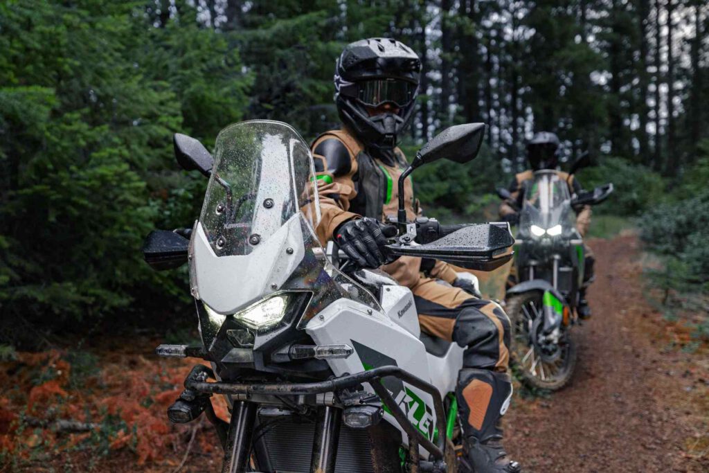 Mit der Kawasaki KLE500 zu zweit im Wald.