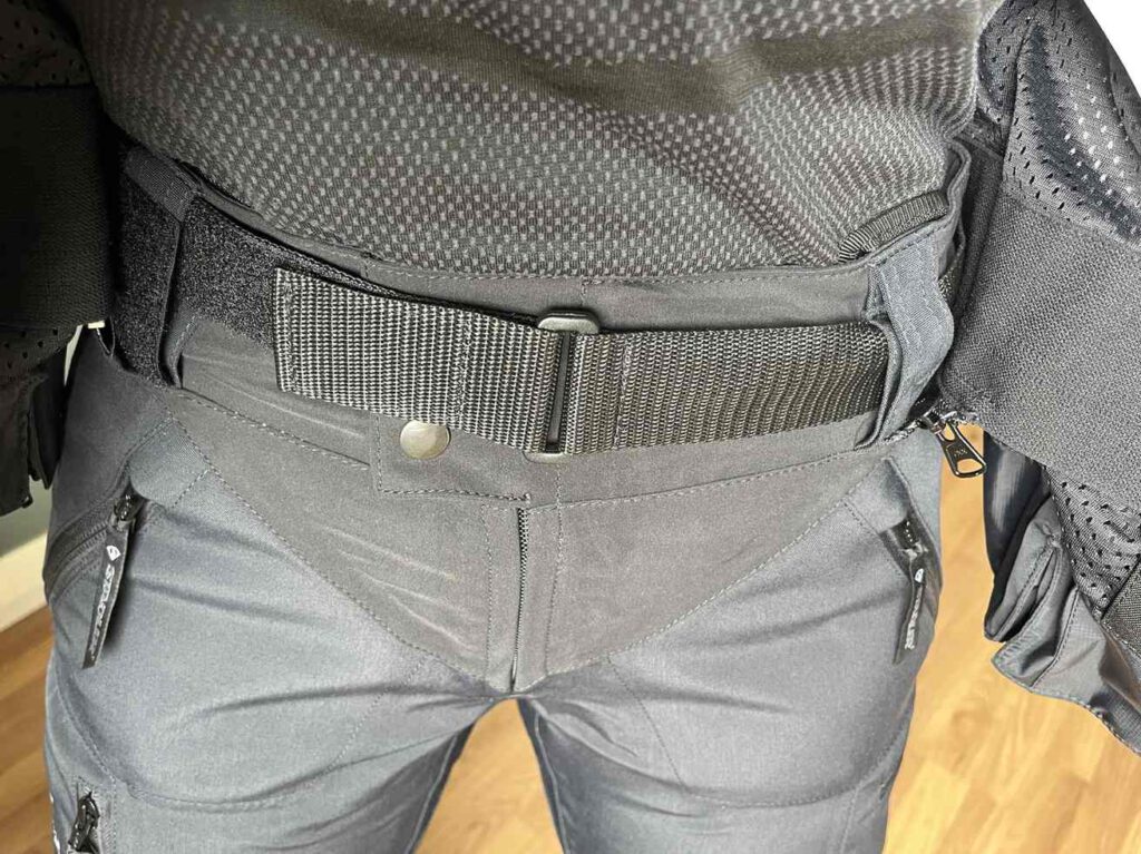 Doppelte Gürtelschlaufen an der Hose vom Stadler Motorradkombi.