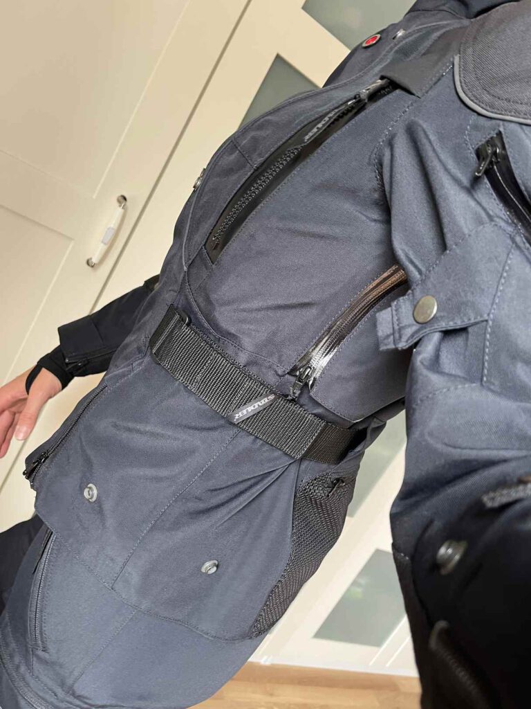 Taschen an der Motorradjacke von Stadler