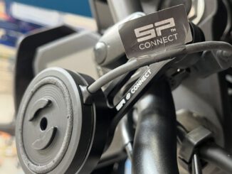 SP Connect Handyhalter mit Lademodul am Motorradlenker