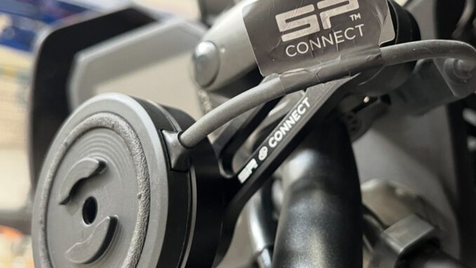 SP Connect Handyhalter mit Lademodul am Motorradlenker