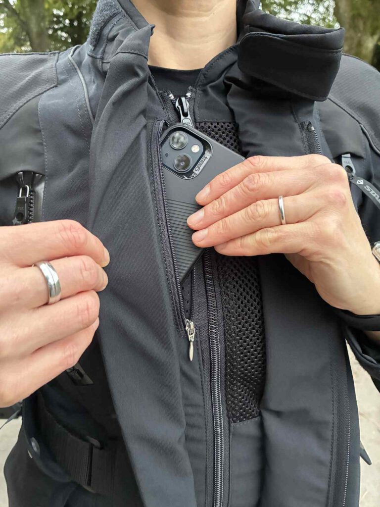 Wasserdichte Innentasche an der Stadlerkombi