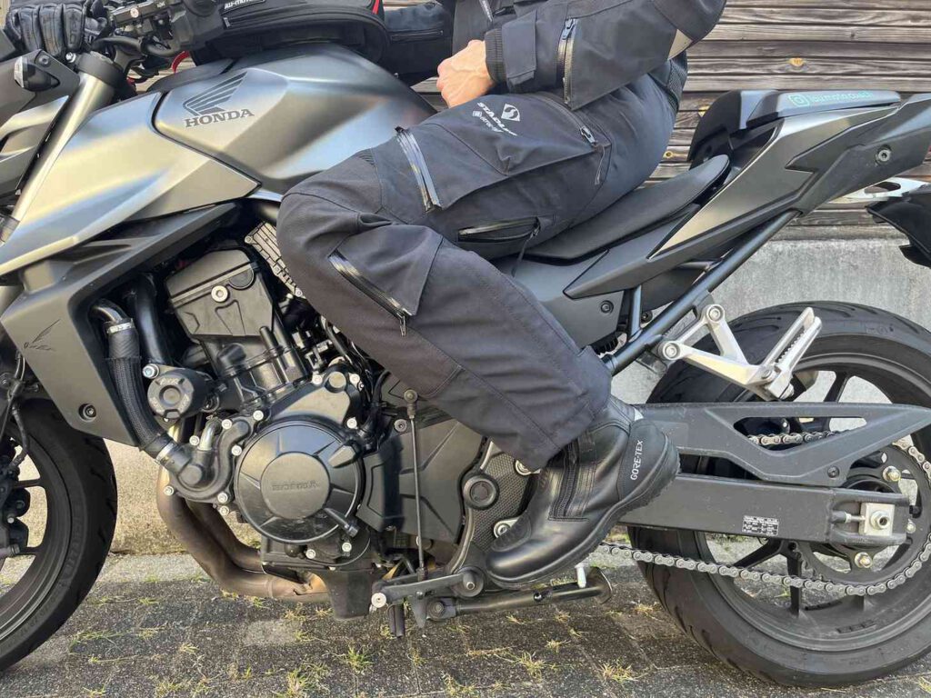 Alle Zipper an der Hose vom Stadler Motorradkombi.