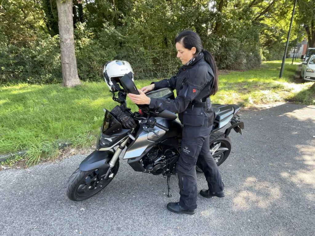 Stadler Motorradkombi an Honda mit Lou