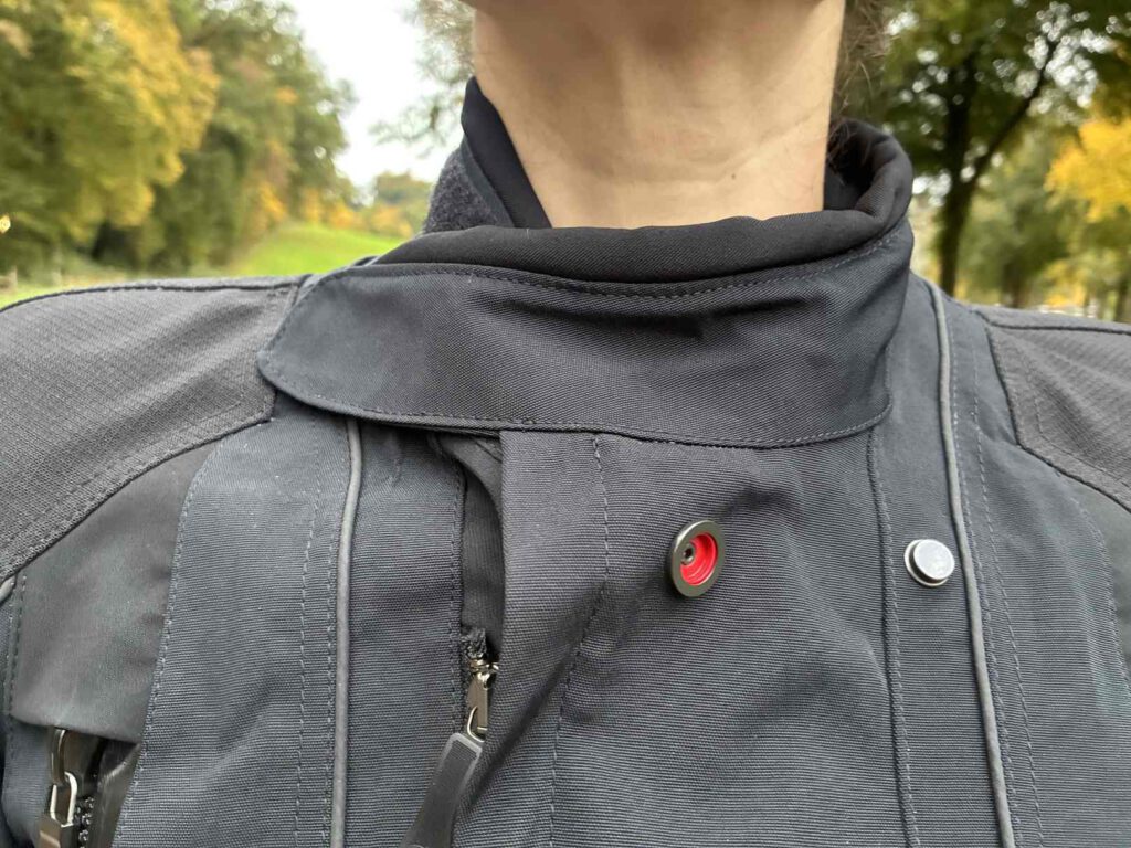 Der Kragen an der Stadler Motorradkombi ist weich gepolstert.