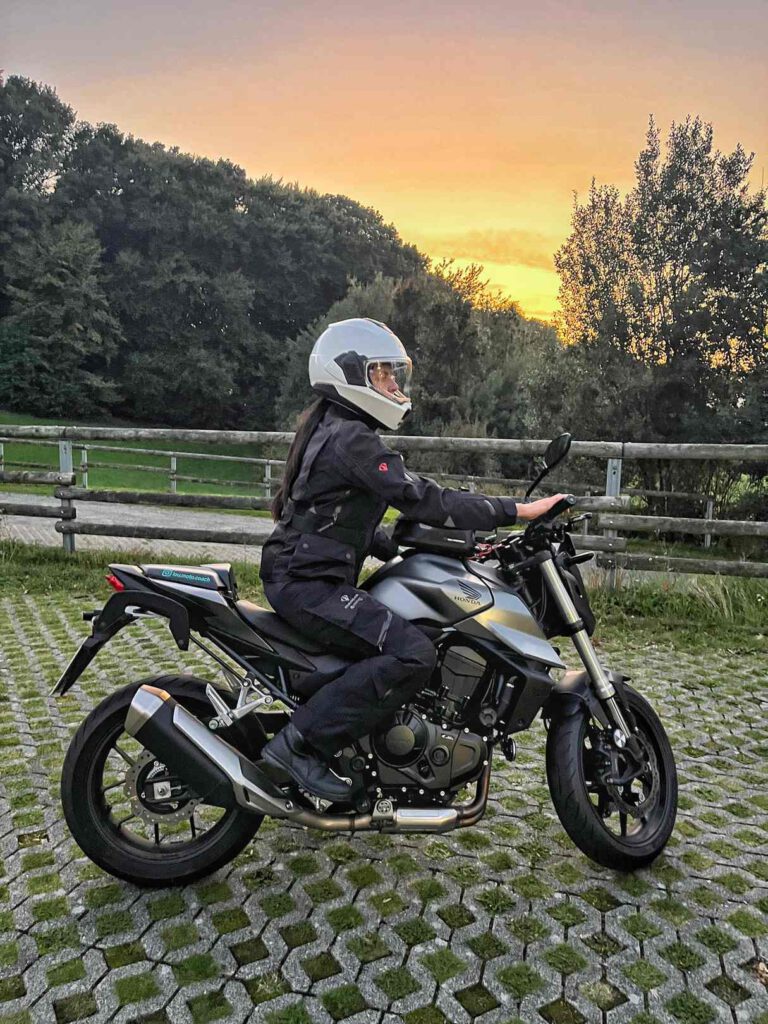 Stadler Motorradkombi auf Honda im Sonnenuntergang.