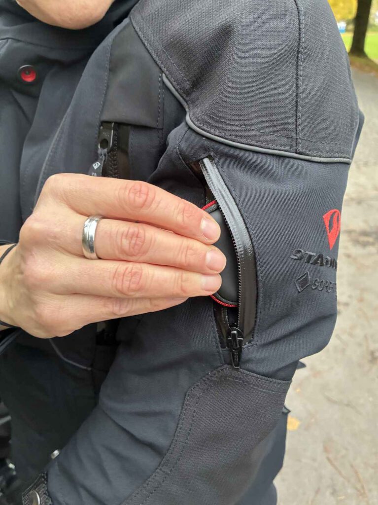 Oberarmtasche an der Stadler Motorradjacke.