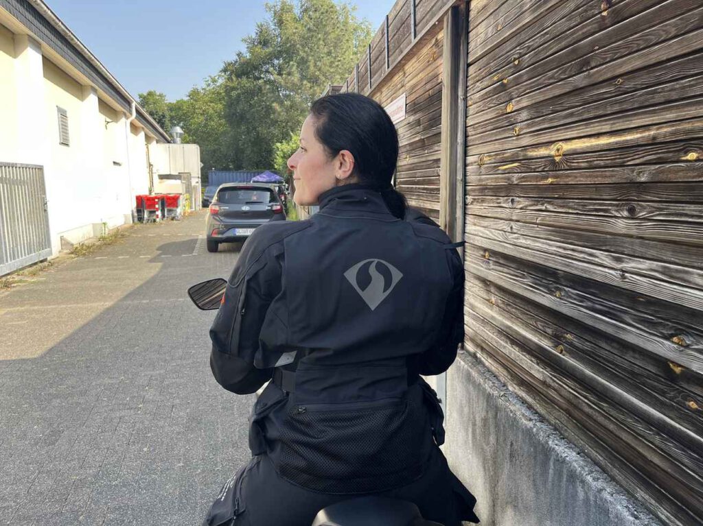 Stadler Logo reflekiert vom Rücken der Motorradjacke