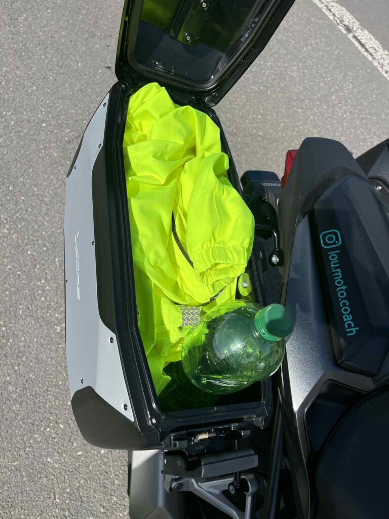 Motorradkoffer XCore mit Waserflasche und Regenkombi.