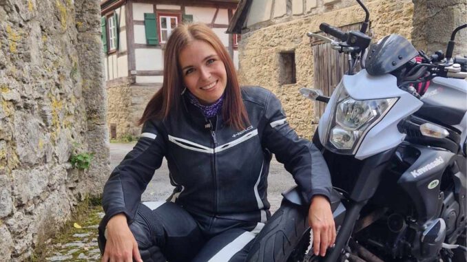 Magdalena ist RIDER of the WEEK und verbindet Motorradfahren mit Motorradfahren Popart