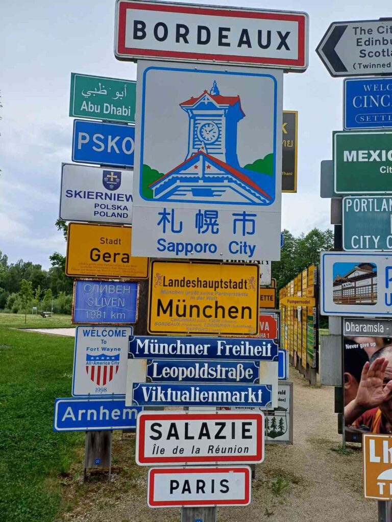 Fernwehpark in Oberkotzau mit Ortsschildern aus aller Welt.