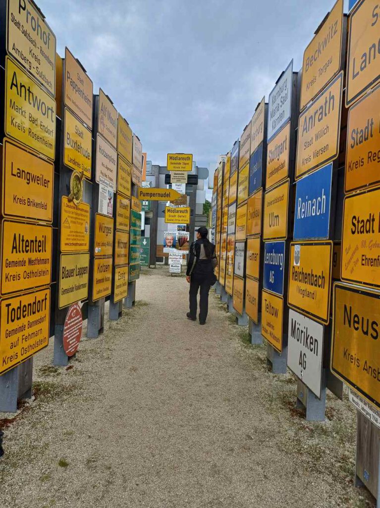 Viele Ortsschilder im Fernwehpark bringen dic zum schmunzeln.