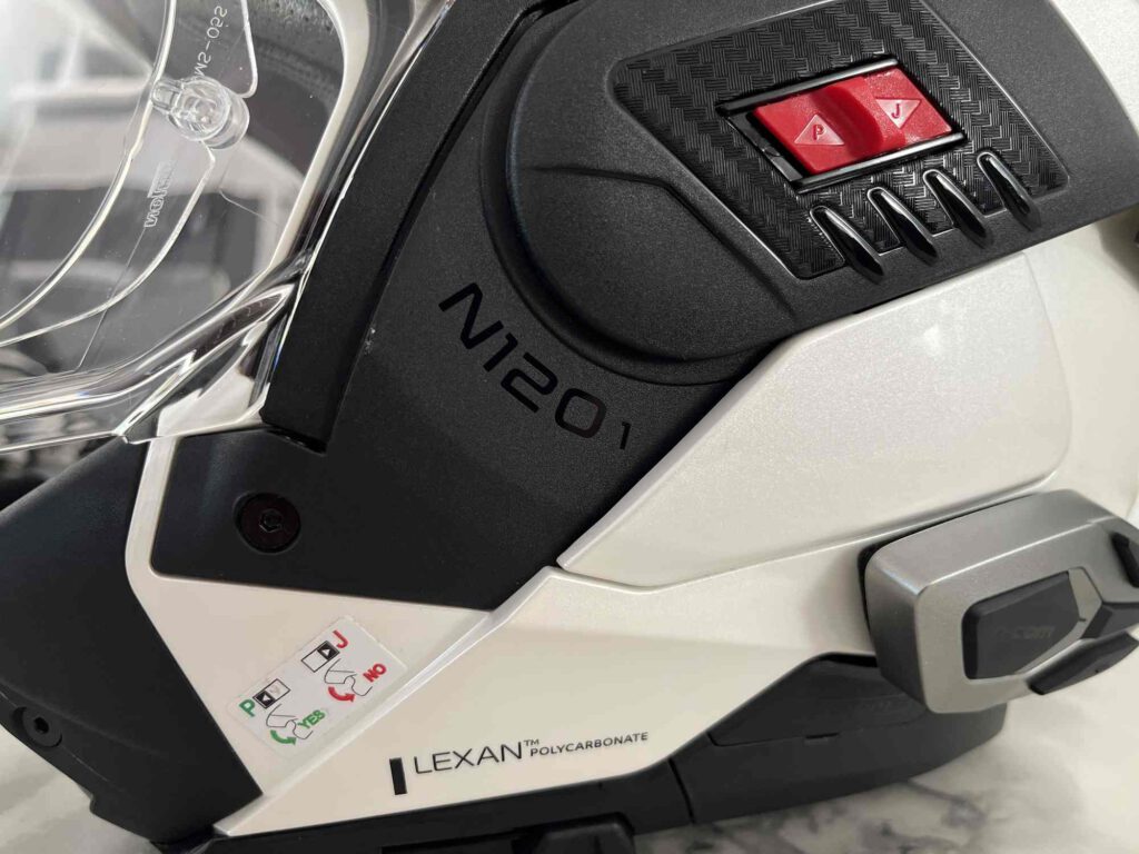 Frontteil am Helm ist zu arretieren