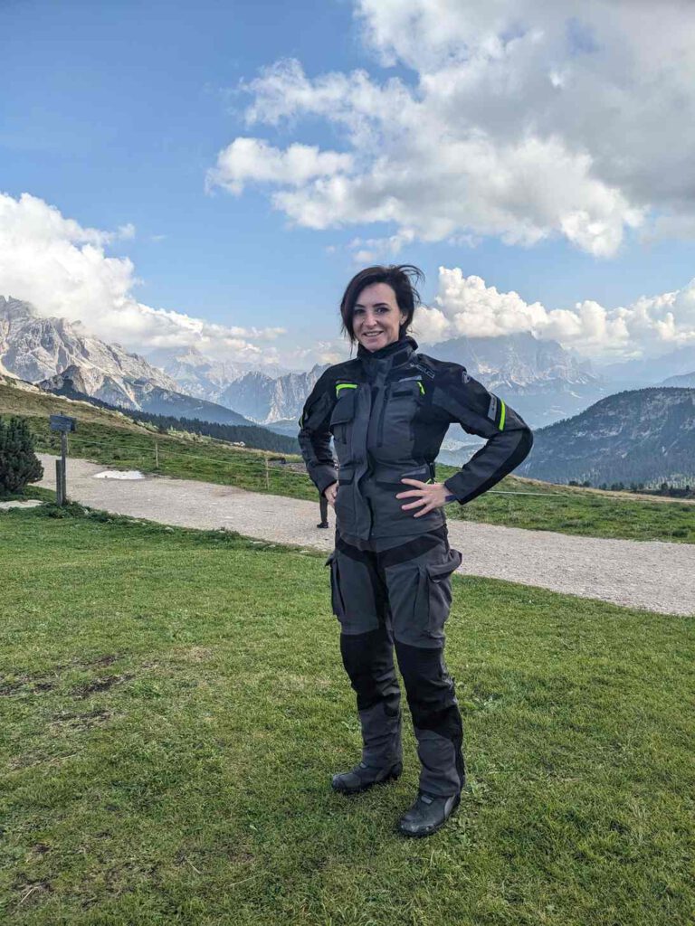 Unterwegs in den Alpen. Karina mit Held Longborg Motorradkombi.